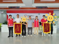 坪地社区：个案帮扶暖少年，家庭感恩赠锦旗