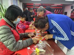 坪地社区|猜灯谜、拓福字、拆盲盒……坪地社区老年人“花式”迎新春