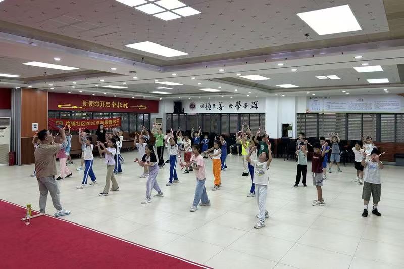 传统英歌“碰撞”现代课堂 横岗怡锦社区英歌舞暑期班“燃”动童心